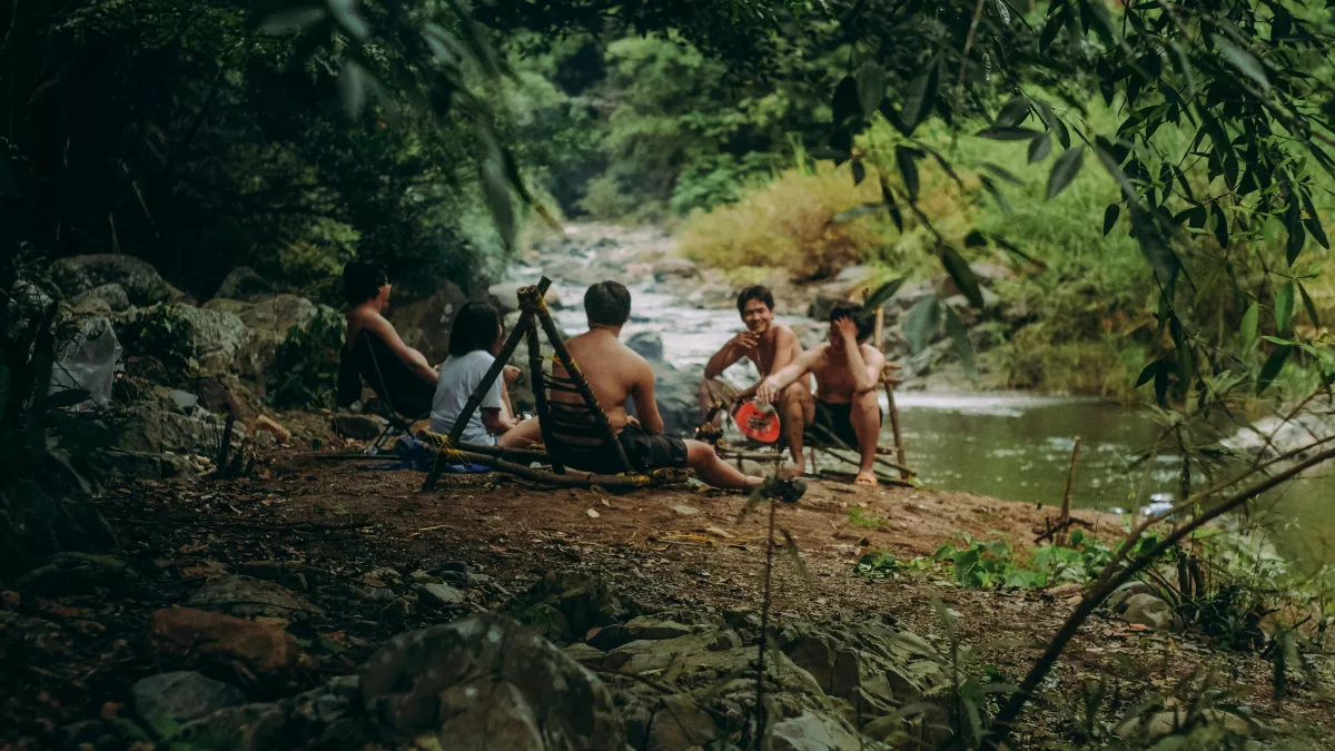 Imagen de archivo de un grupo de jóvenes comiendo en una excursión a la montaña / Pexels