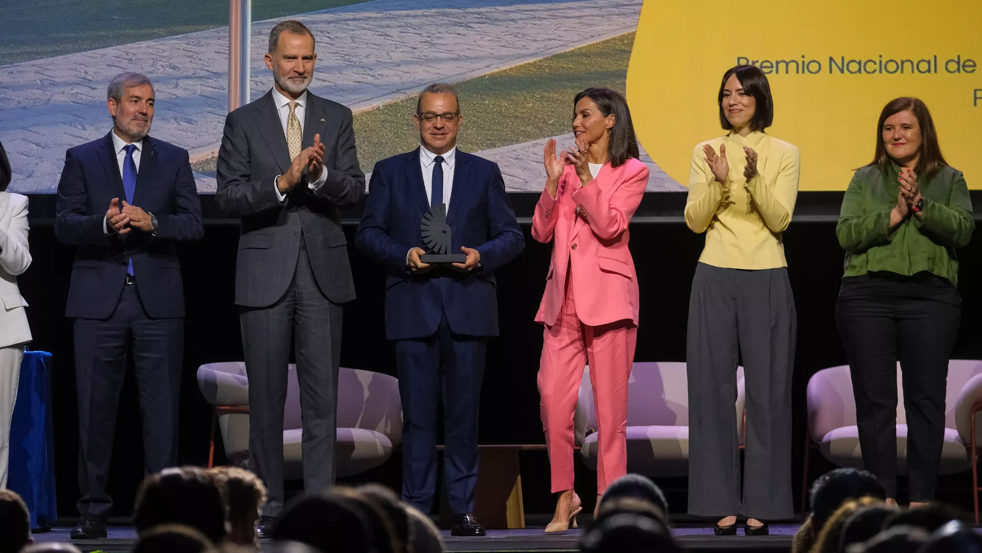 Los reyes Felipe y Letizia posan con el representante Magapor, firma ganadora del Premio Nacional de Innovación en la categoría de Pequeña y Mediana Empresa Innovadora  ÁNGEL MEDINA   AH