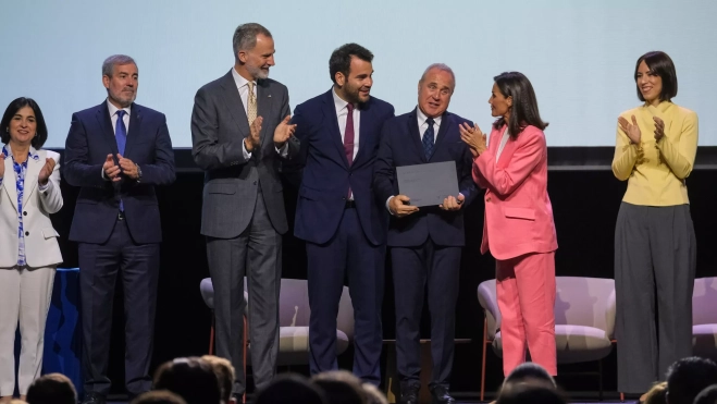 Los galardonados con los reyes / EFE - ÁNGEL MEDINA G.