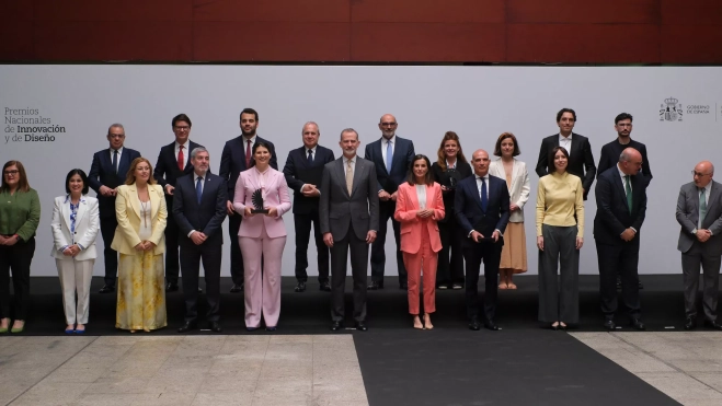 Los galardonados con los reyes / EFE - ÁNGEL MEDINA G.