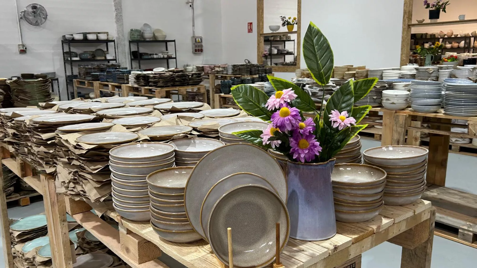 Imagen de la tienda de cerámica low cost / A MERCADERÍA