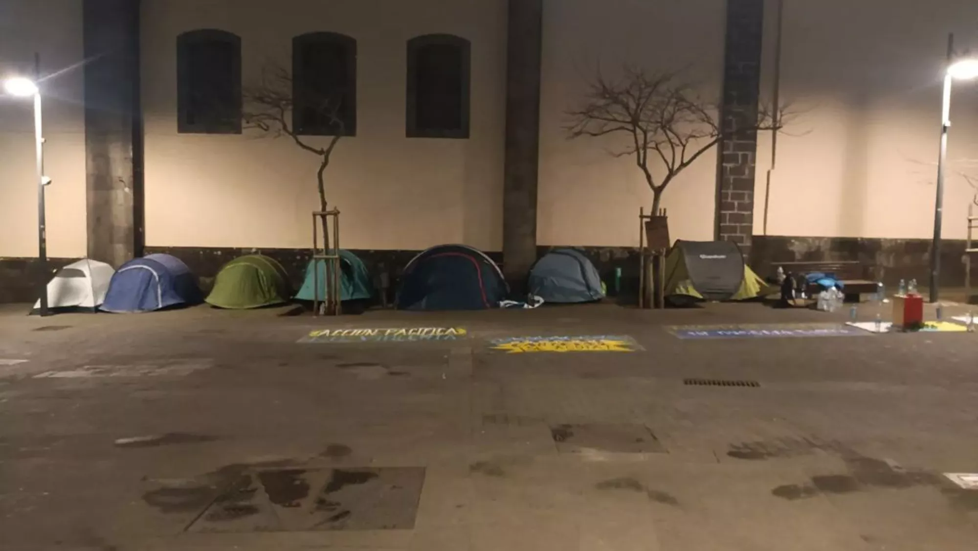 Casetas de campaña de los acampados en huelga de hambre de Canarias se Agota en la plaza de la Concepción de La Laguna./ ROBERTO MESA