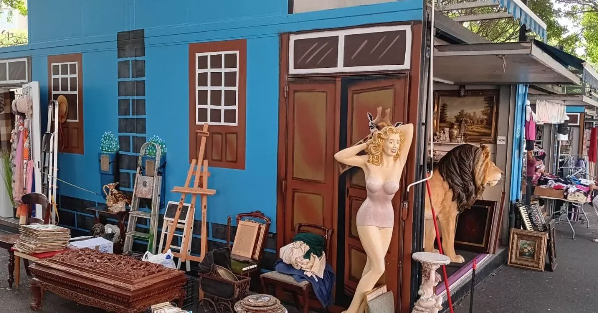 Más de una treintena de puestos componen la oferta del mercadillo La Rambla Azul, ubicada donde los domingos se monta el Rastro de Santa Cruz, a tiro de piedra de La Recova./ AH.