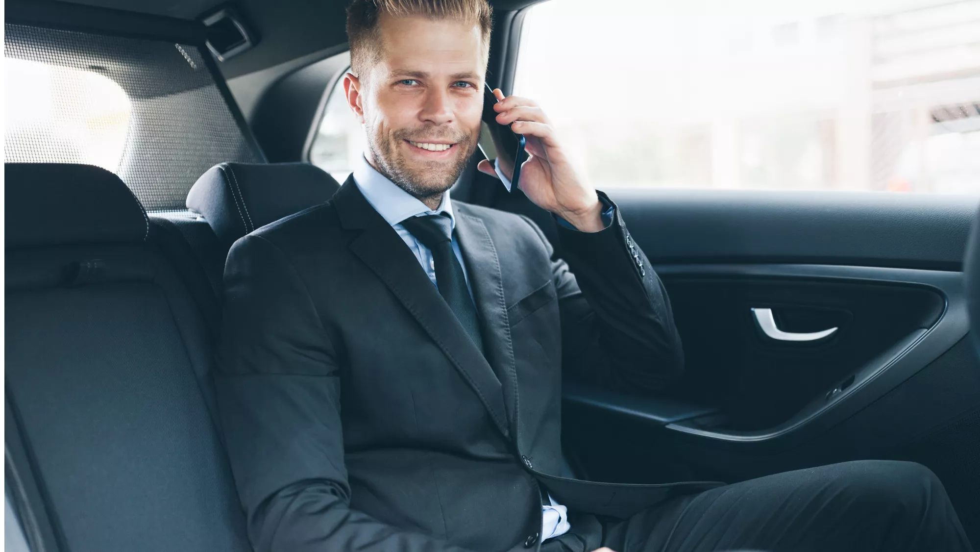 Imagen de un empresario hablando por teléfono / AH