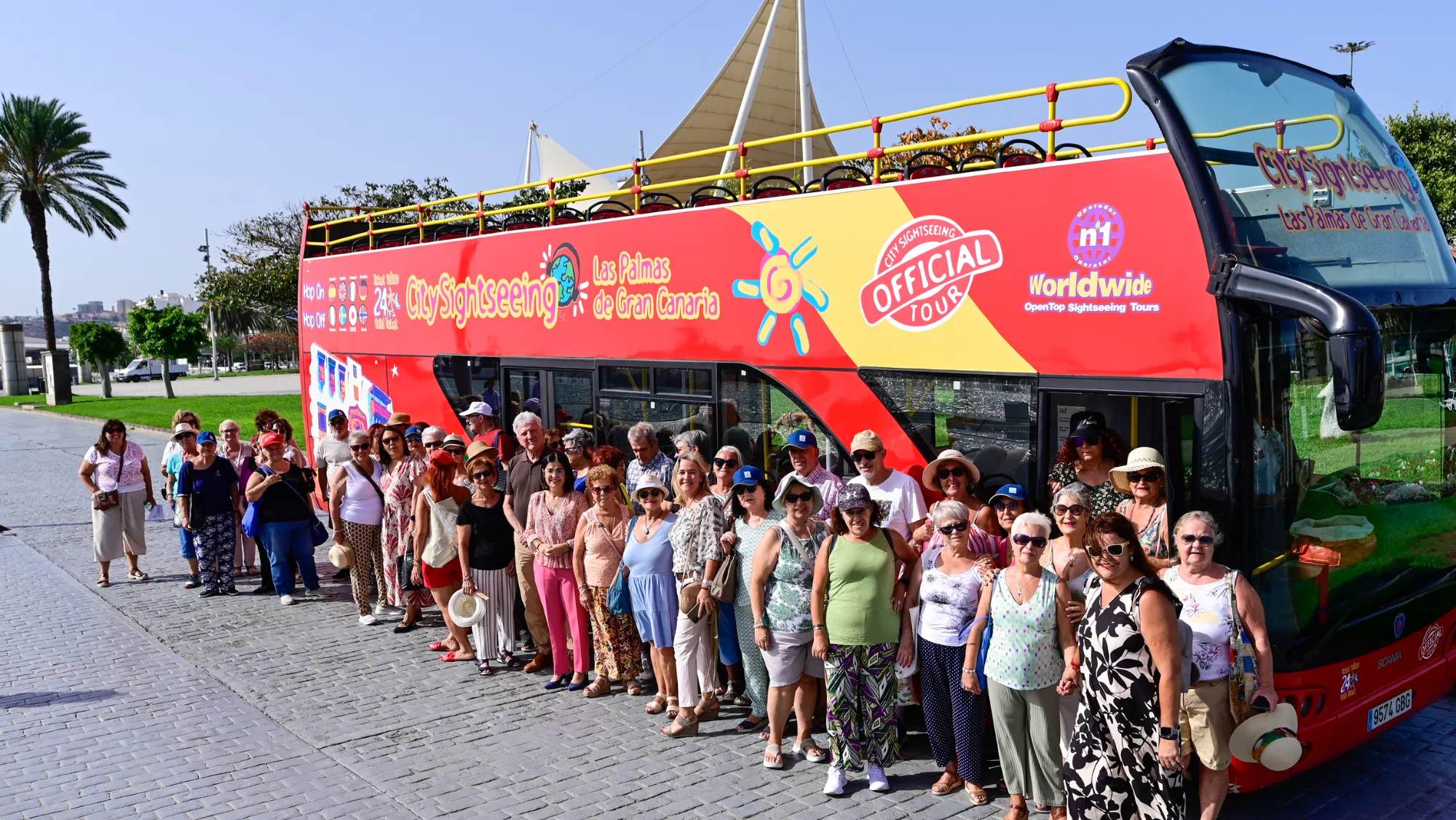 Imagen de una guagua turística con turistas en Canarias / AYUNTAMIENTO DE LAS PALMAS DE GRAN CANARIA (1)