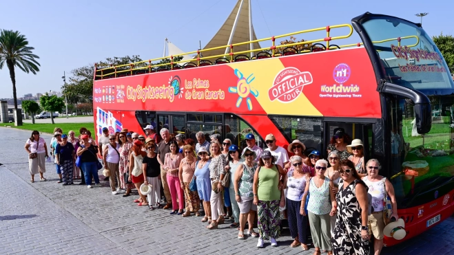 Imagen de una guagua turística con turistas en Canarias / AYUNTAMIENTO DE LAS PALMAS DE GRAN CANARIA (1)