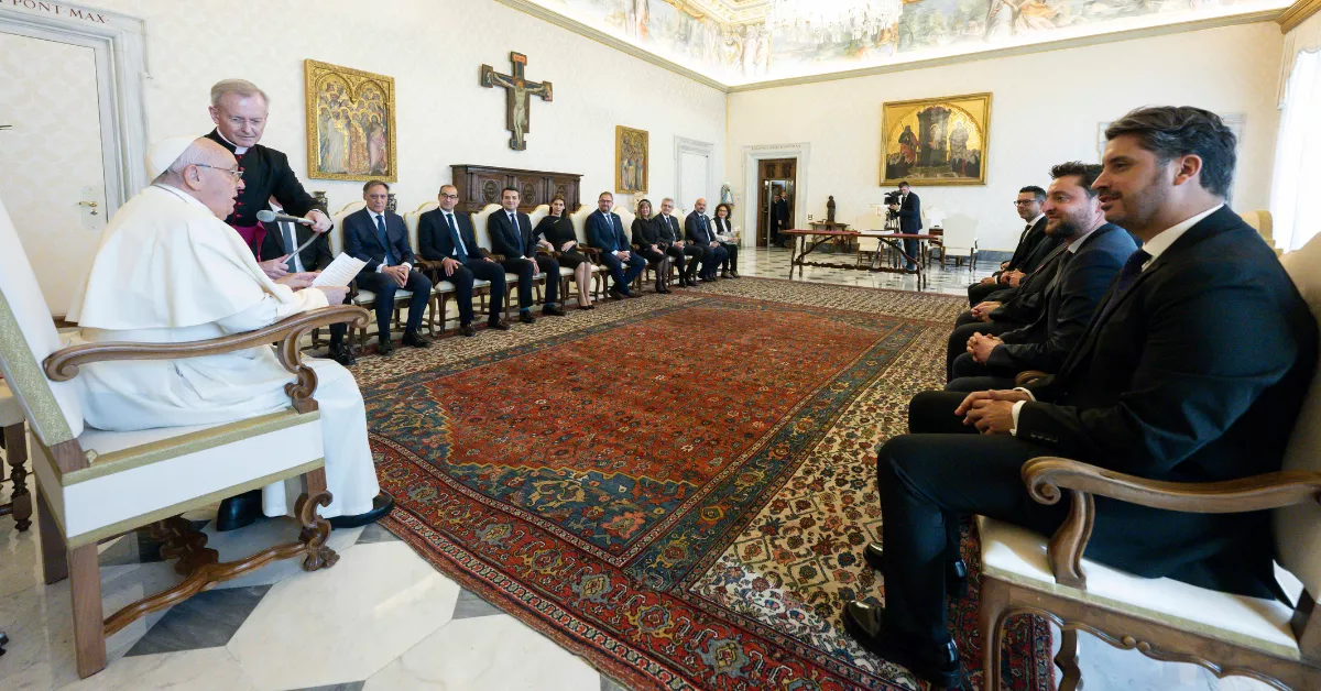 Luis Yeray Gutiérrez, alcalde de La Laguna, aparece a la derecha de la imagen durante la audiencia del papa Francisco al grupo de ciudades españolas Patrimonio de la Humanidad. / SIMONE RISOLUTI-EFE