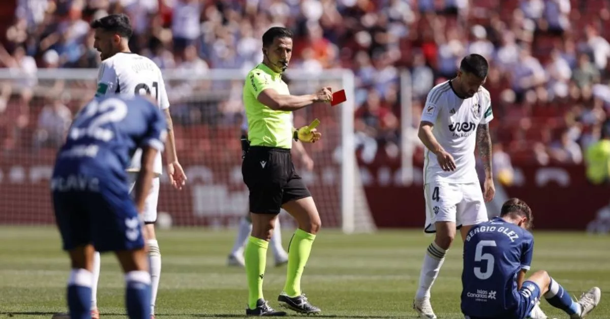 La expulsión de Sergio González en el minuto 35 lastró las opciones de un Tenerife que se esforzó en labores defensivas pero acabó cayendo en Albacete merced al tanto de Quiles desde los once metros./ LALIGA.