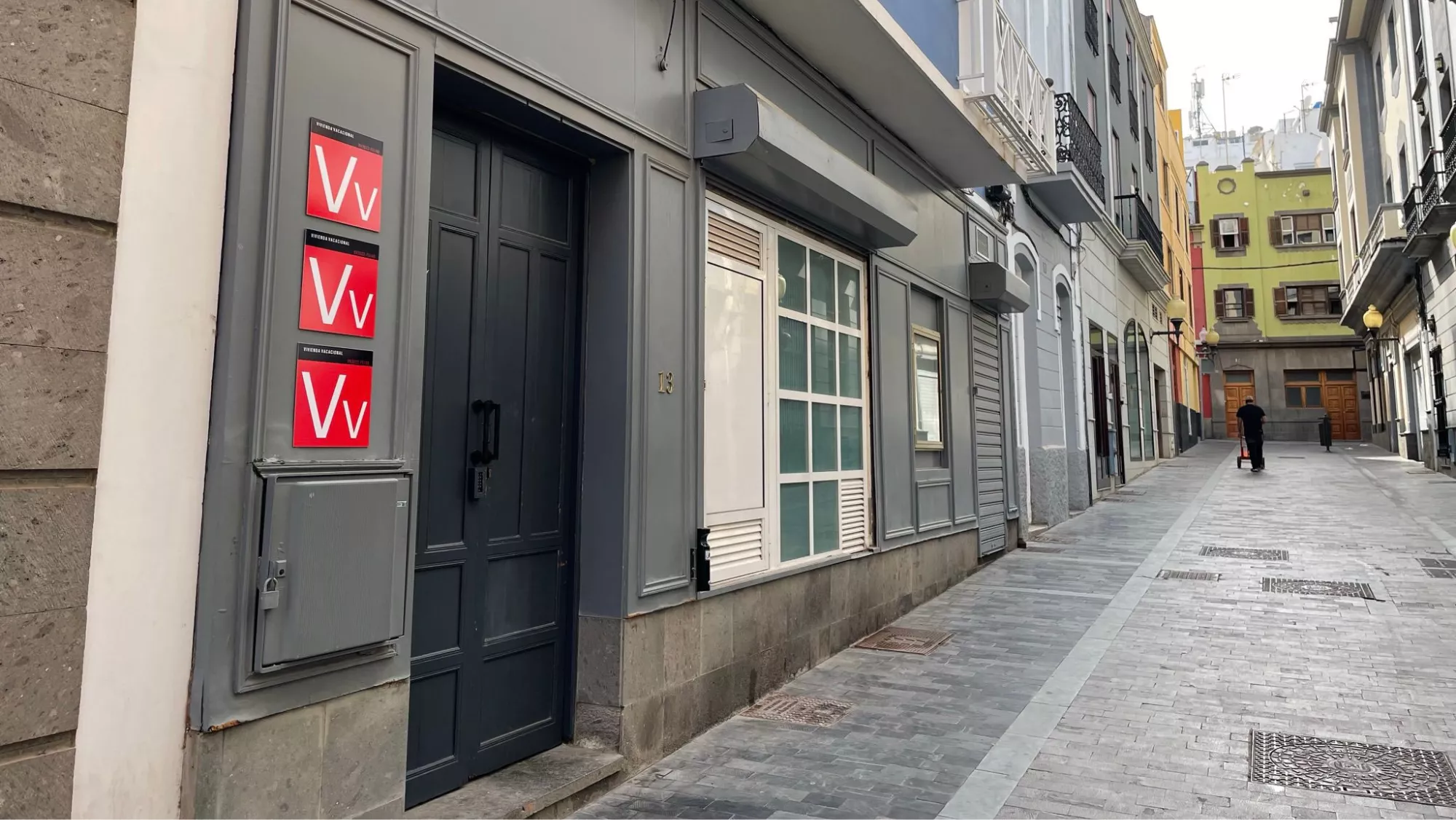 Un edificio con carteles que señalan la presencia de distintas viviendas vacacionales en él / ATLÁNTICO HOY