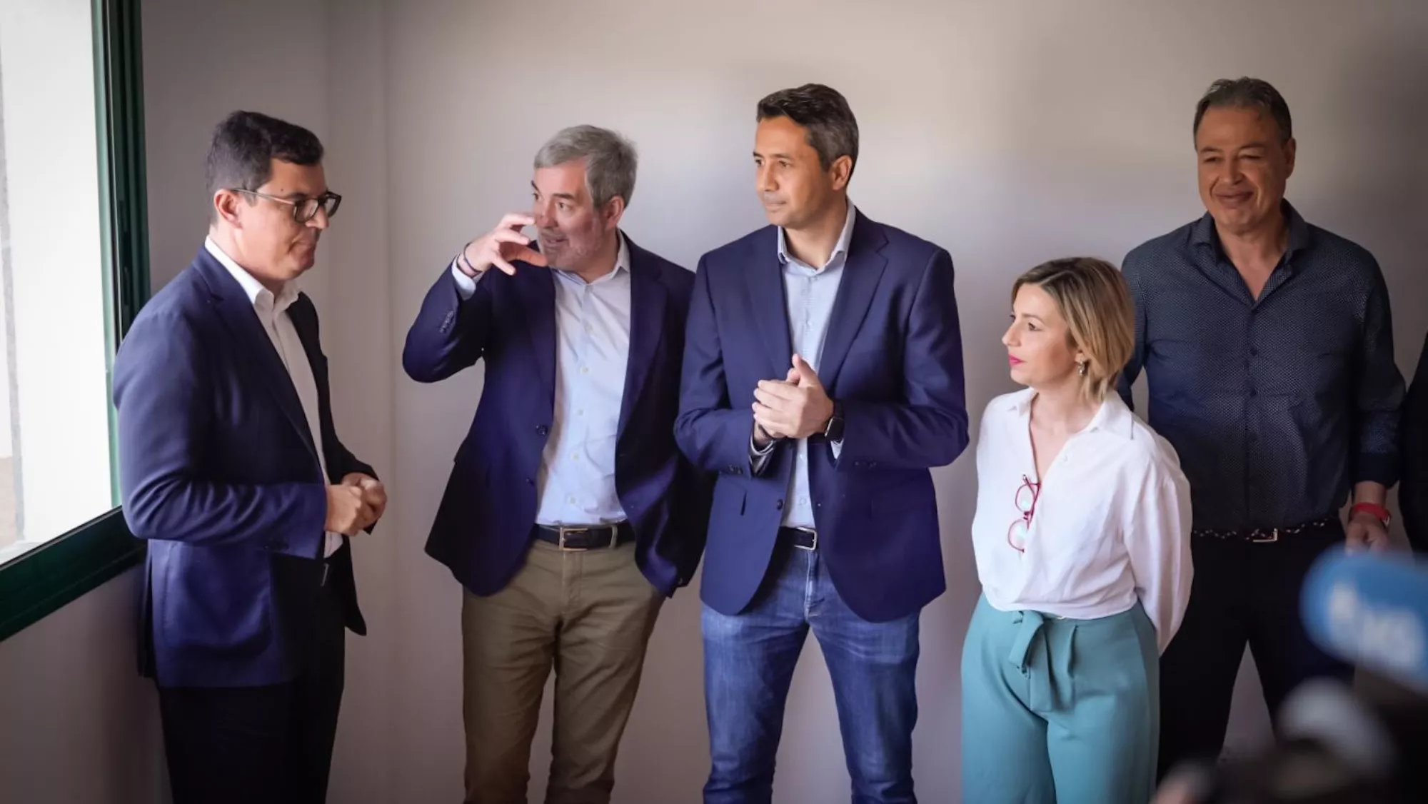 Fernando Clavijo (2º izquierda) y Pablo Rodríguez, consejero de Vivienda, conversan durante la visita a un edificio comprado por Visocan en Agaete./ CEDIDA