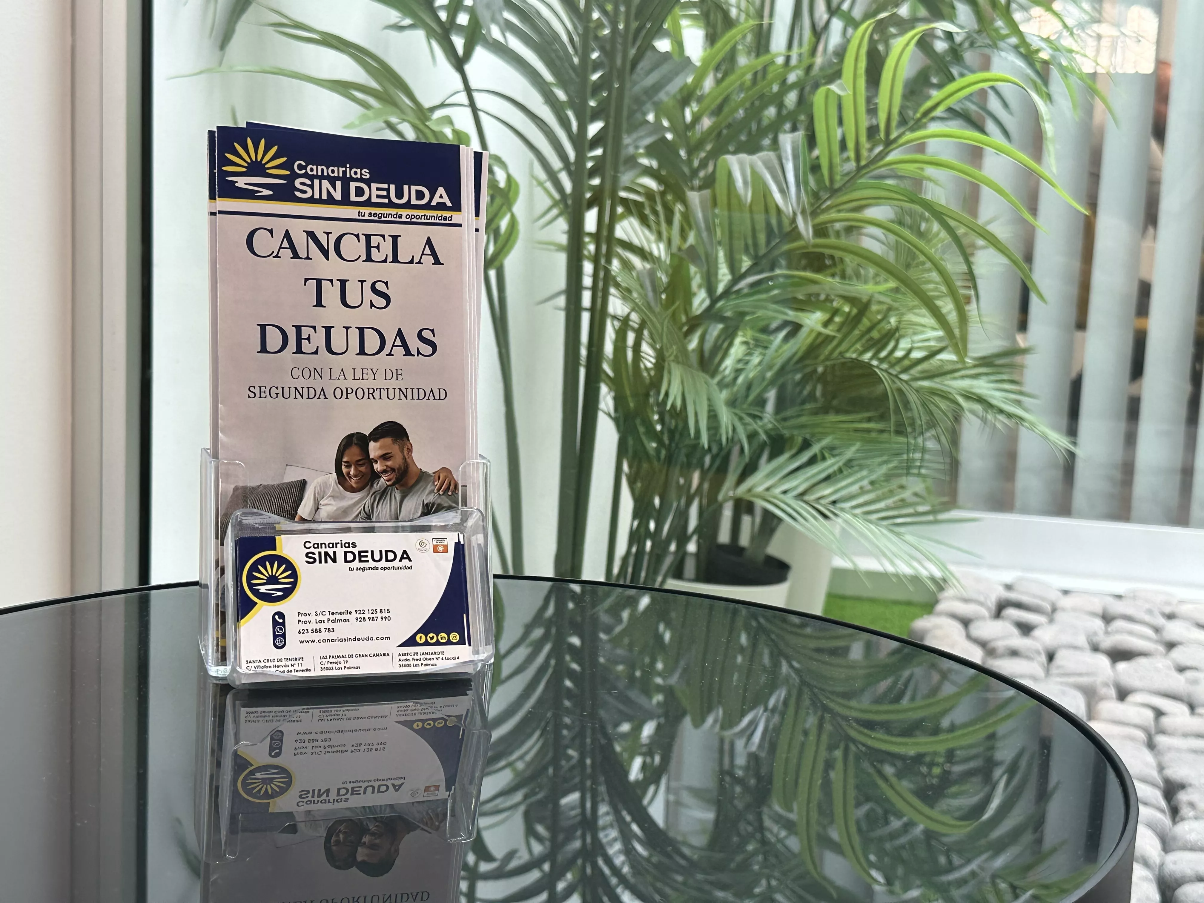 Plano detalle del tríptico que se entrega a los clientes con información de Canarias Sin Deuda./ CANARIAS SIN DEUDA Plano detalle del tríptico que se entrega a los clientes con información de Canarias Sin Deuda./ CANARIAS SIN DEUDA