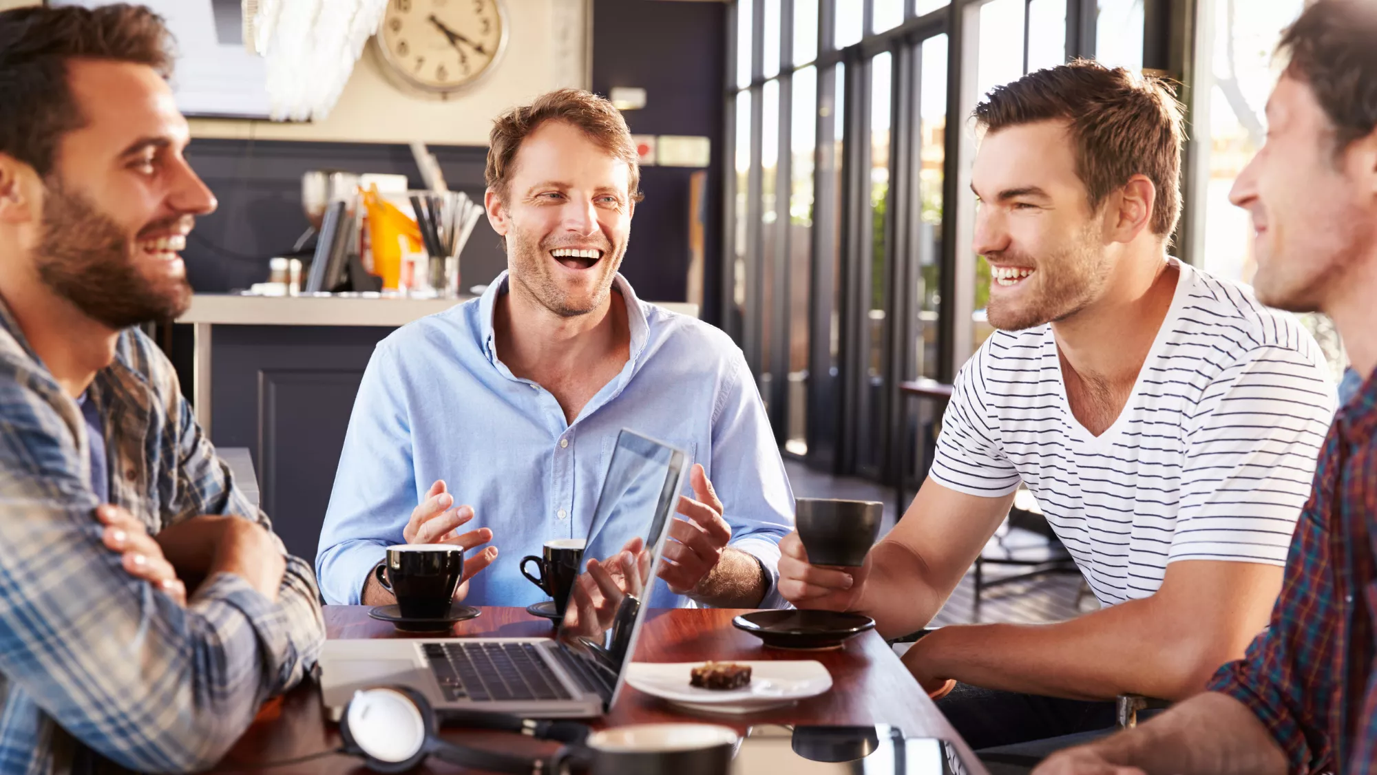 Imagen de hombres charlando / AH