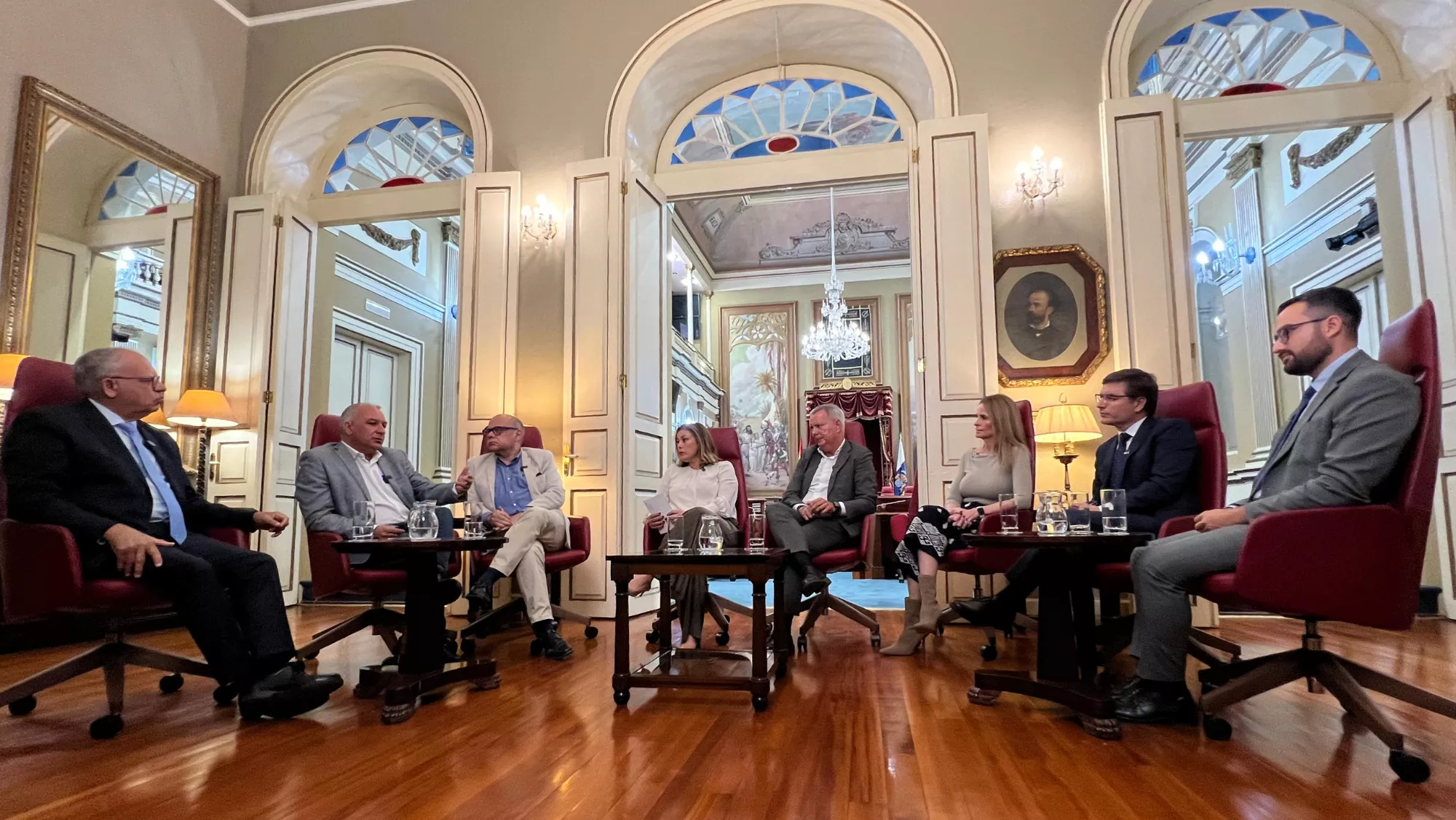 Grabación del primer podcast del Parlamento de Canarias./ CEDIDA