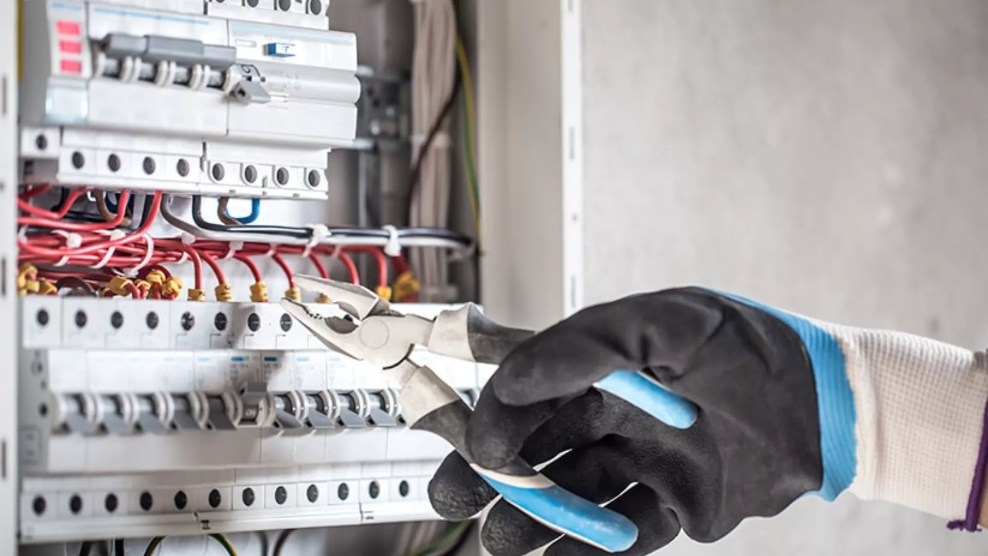 Un electricista./ ARCHIVO