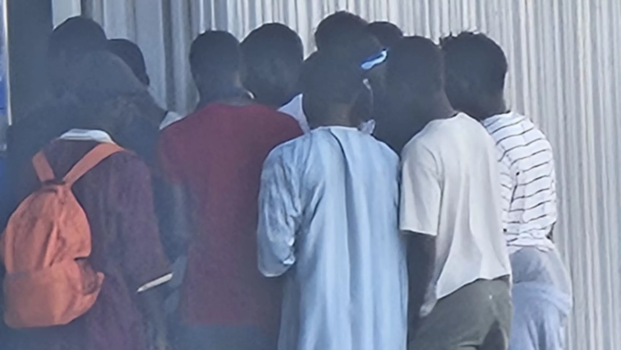 Los migrantes en la entrada de la comisaría de Santa Catalina este martes / ATLÁNTICO HOY 