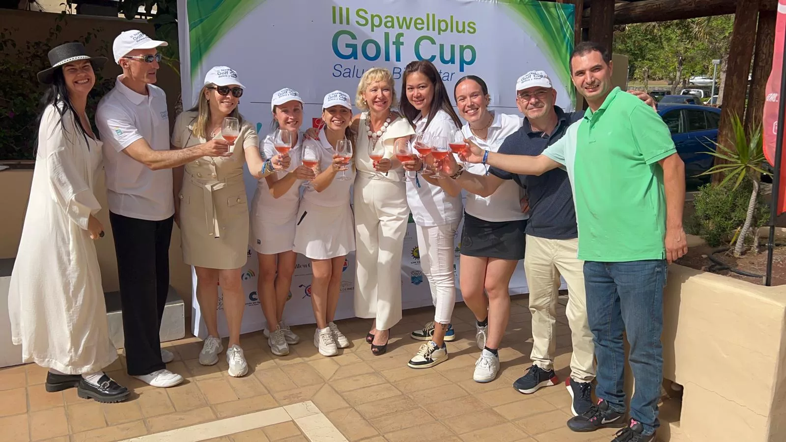 La empresaria Elba Leandro (centro) celebra el éxito de la tercera edición del Torneo en parejas Spawellplus Golf Cup Salud y Bienestar en Tenerife./ CEDIDA