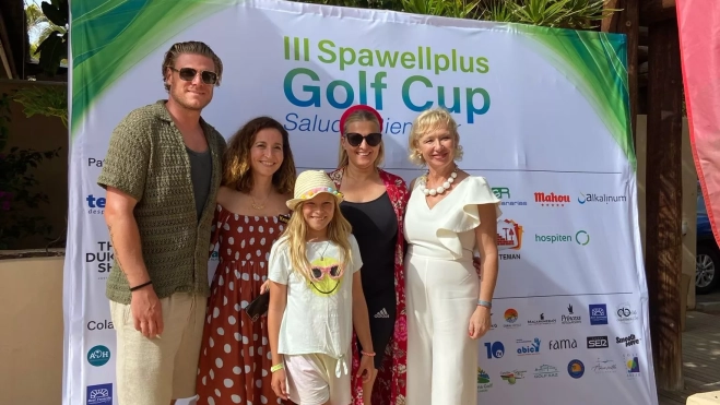 El ex jugador del CB Canarias Lucca Staiger posa junto a Elba Leandro y otras asistentes al evento./ CEDIDA