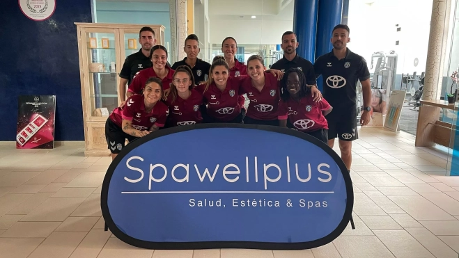 Jugadoras y cuerpo técnico del UD Costa Adeje Tenerife./ CEDIDA