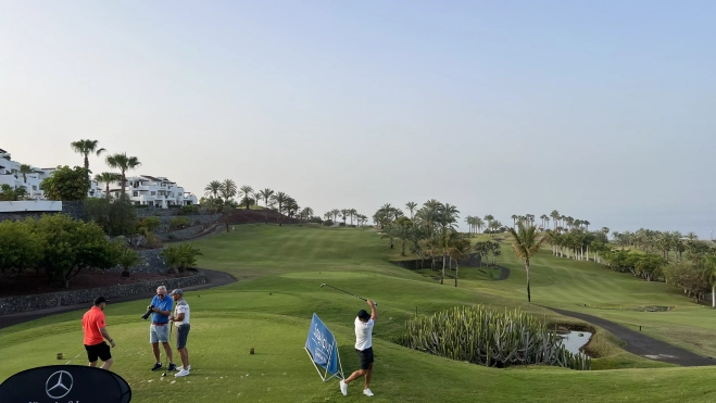 Práctica antes de comenzar el recorrido en el Abama Golf./ CEDIDA