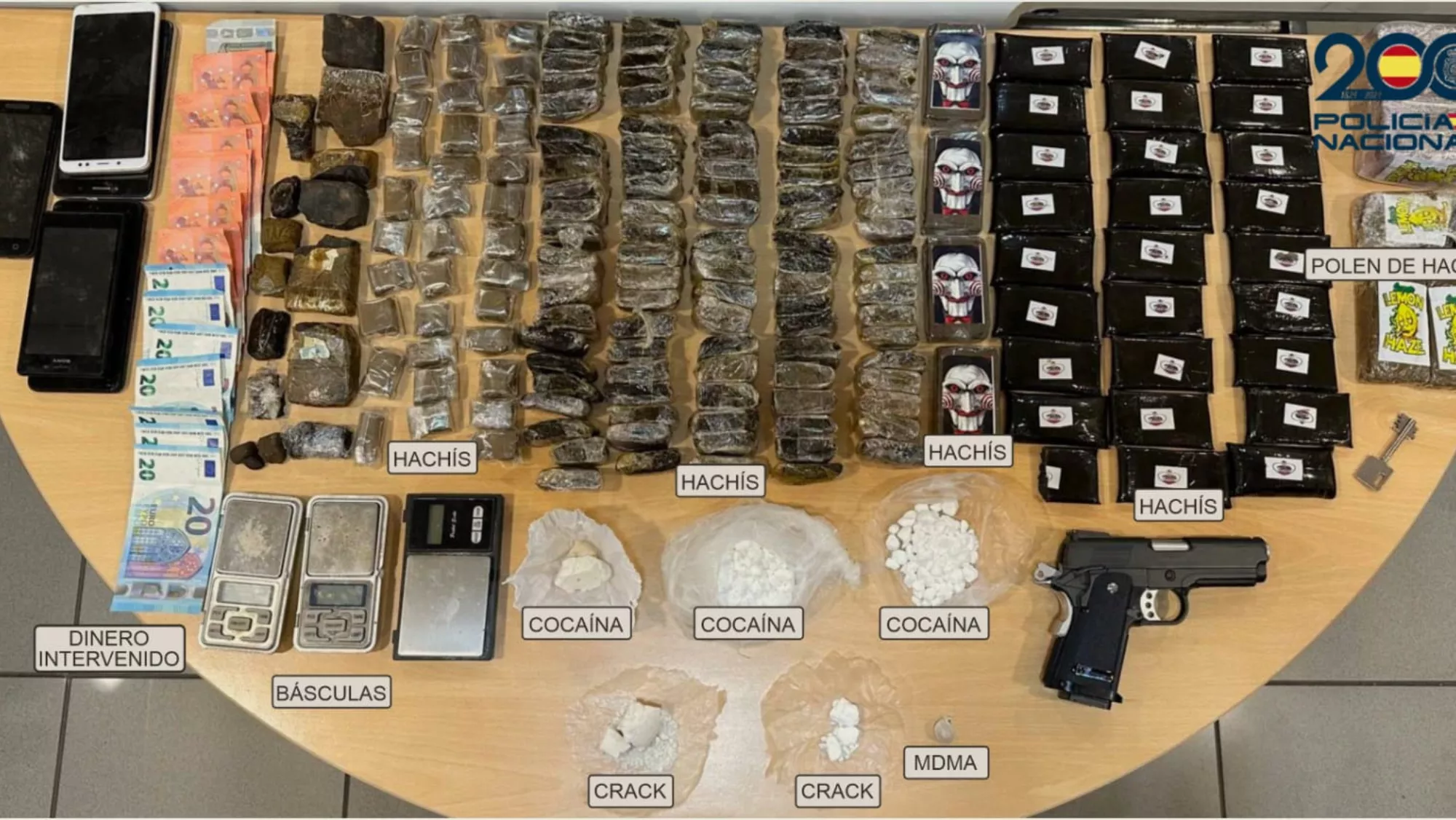 Mesa con los elementos incautos tras el registro del piso de las dos personas detenidas por tráfico de drogas / POLICÍA NACIONAL