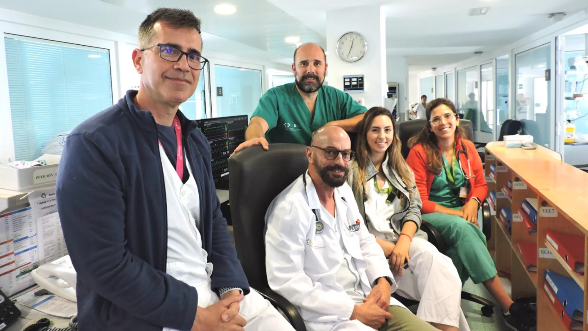 Imagen de parte del grupo de especialistas que trabaja en la Unidad de Cuidados Críticos Cardiológicos del Hospital Universitario de Canarias. EFECarla Domínguez