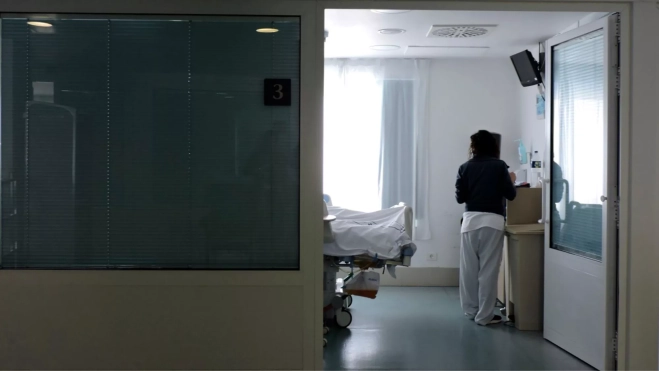 Una enfermera atiende un paciente en la Unidad de Cuidados Críticos Cardiológicos del Hospital Universitario de Canarias / EFE - Carla Domínguez