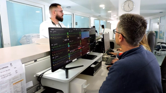 La central de control y vigilancia de la Unidad de Cuidados Críticos Cardiológicos del Hospital Universitario de Canarias / EFE - Carla Domínguez La central de control y vigilancia de la Unidad de Cuidados Críticos Cardiológicos del Hospital Universitario de Canarias / EFE - Carla Domínguez