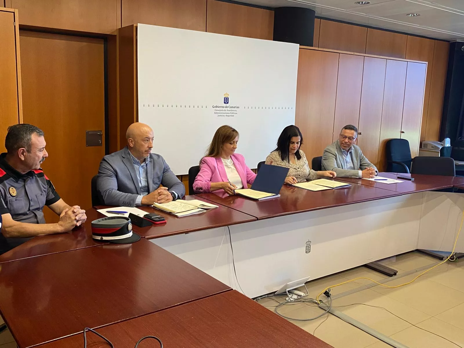 Firma del convenio de coordinación entre el Gobierno canario y la Fecam. / ATLÁNTICO HOY - ALBA MARICHAL