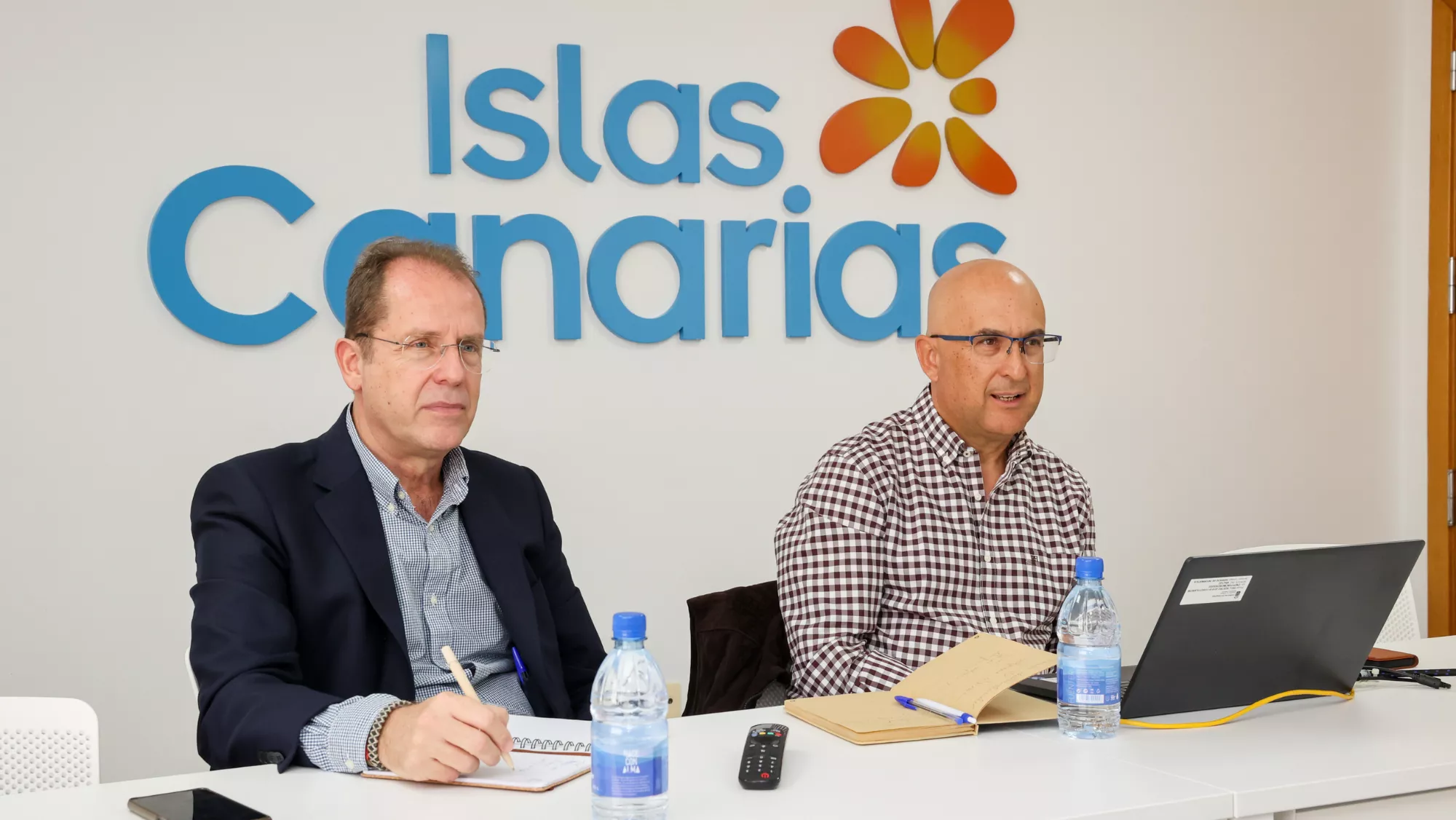  El viceconsejero de Turismo del Gobierno de Canarias, José Manuel Sanabria (izq.), y el el director general de Ordenación, Formación y Promoción Turística, Miguel Ángel Rodríguez (der.)./ CEDIDA