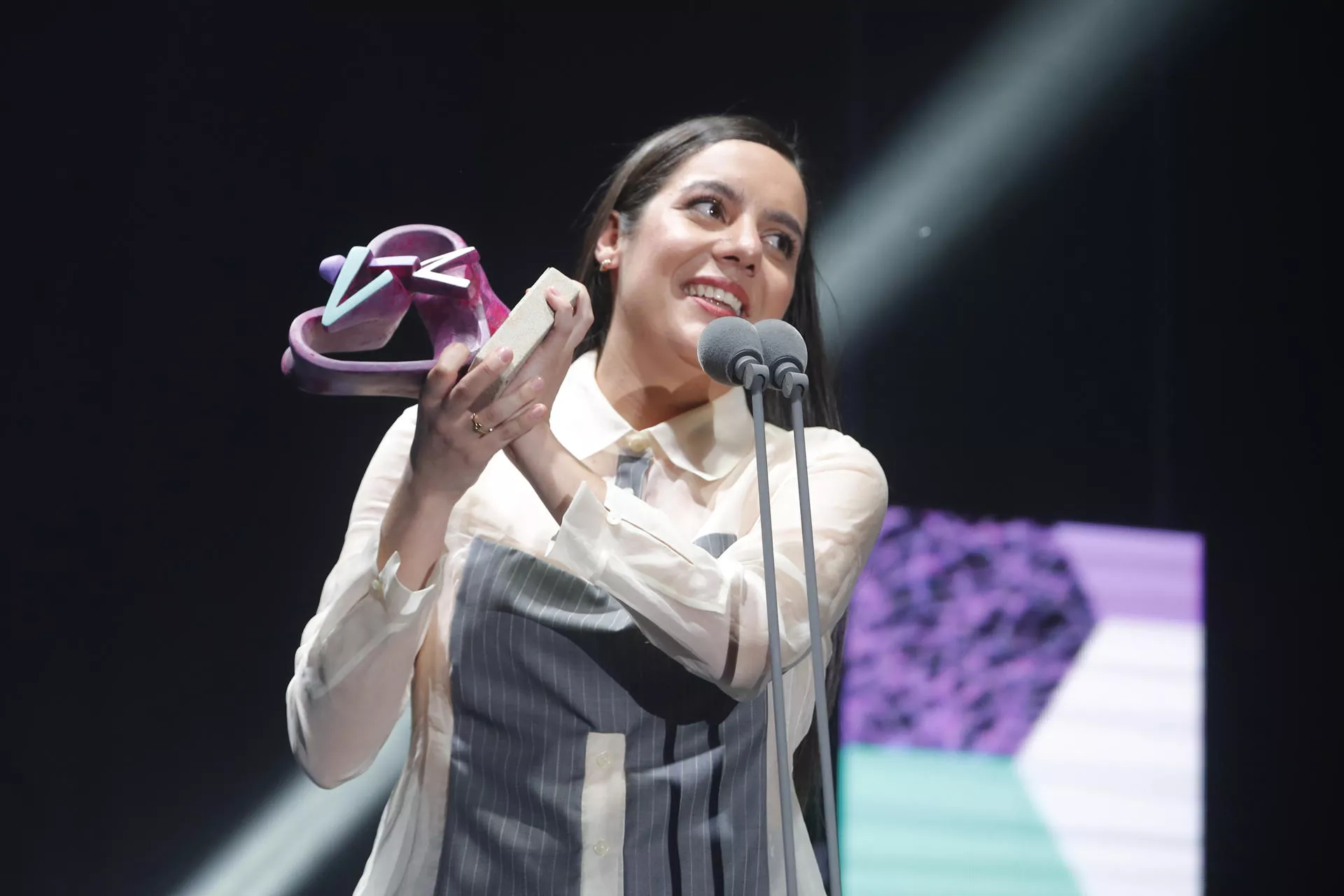 La artista palmera Valeria Castro recogiendo uno de los Premios de la Música Independiente. / JAVIER CEBOLLADA-EFE 