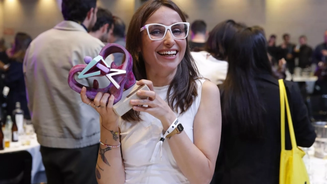 Zahara, con su Premio MIN. / JAVIER CEBOLLADA-EFE Zahara, con su Premio MIN. / JAVIER CEBOLLADA-EFE