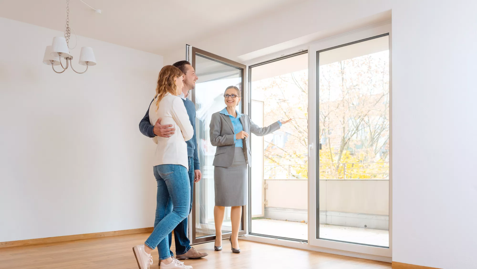 Imagen de una pareja visitando un piso en alquiler / AH