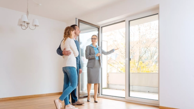 Imagen de una pareja visitando un piso en alquiler / AH Imagen de una pareja visitando un piso en alquiler / AH
