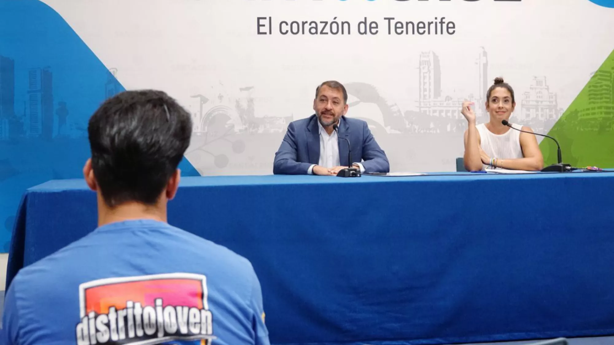 El alcalde de Santa Cruz, José Manuel Bermúdez, y la concejal de Juventud, Charín González./ CEDIDA