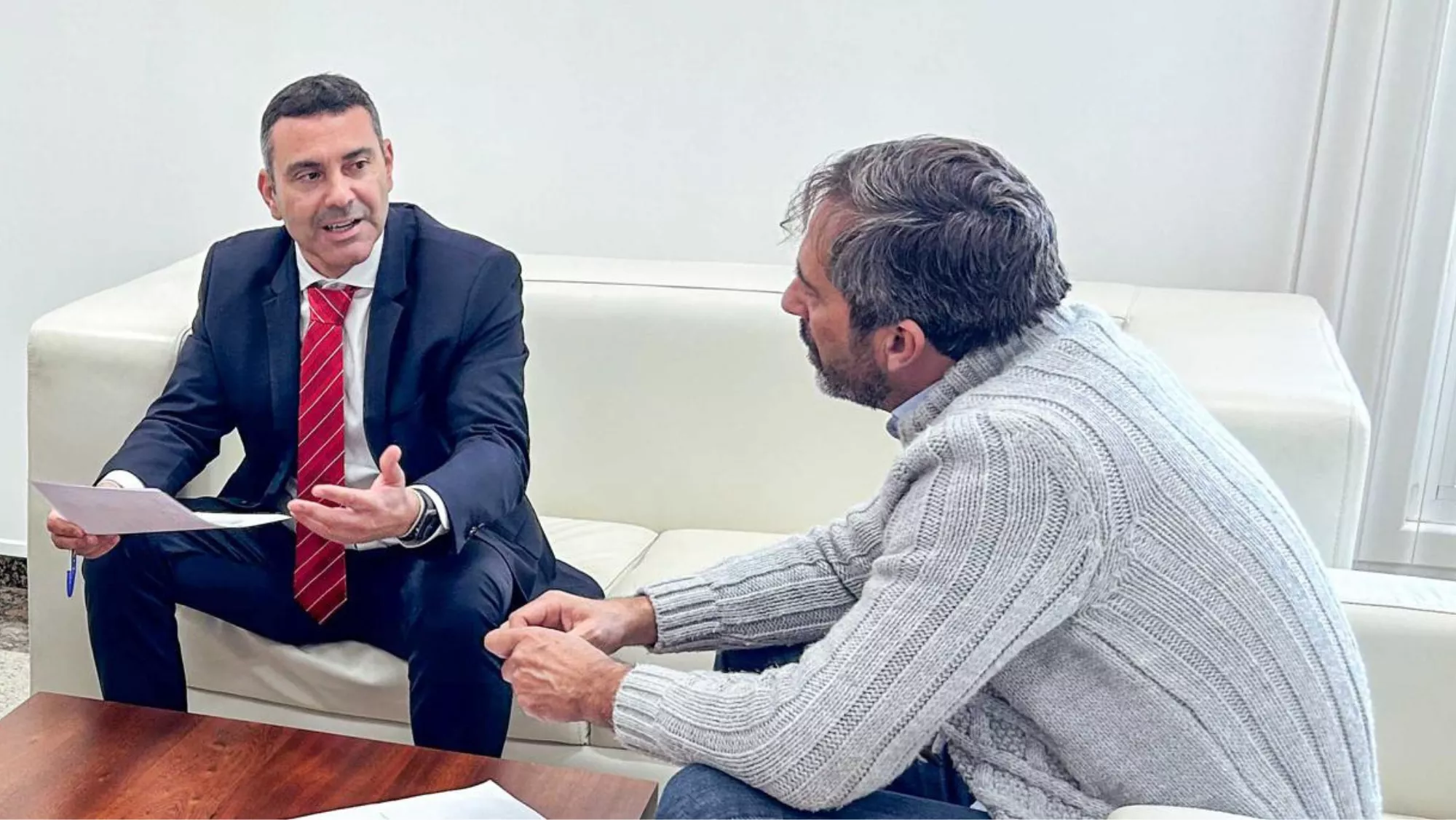 El presidente del Cabildo de Lanzarote, Oswaldo Betancort, reunido con el senador por la Comunidad Autónoma, Pedro San Ginés / CABILDO DE LANZAROTE El presidente del Cabildo de Lanzarote, Oswaldo Betancort, reunido con el senador por la Comunidad Autónoma, Pedro San Ginés / CABILDO DE LANZAROTE