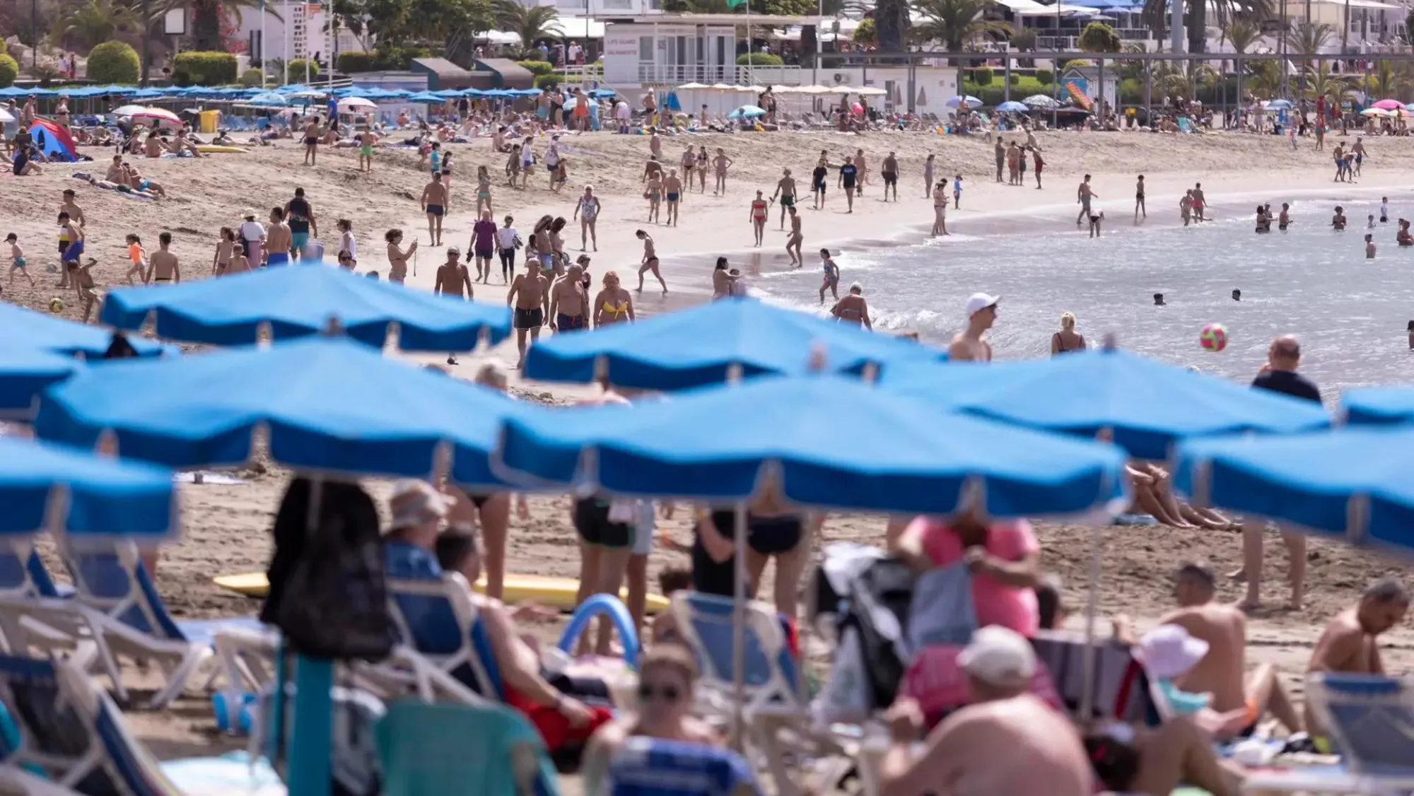 Turistas en Canarias. / EFE
