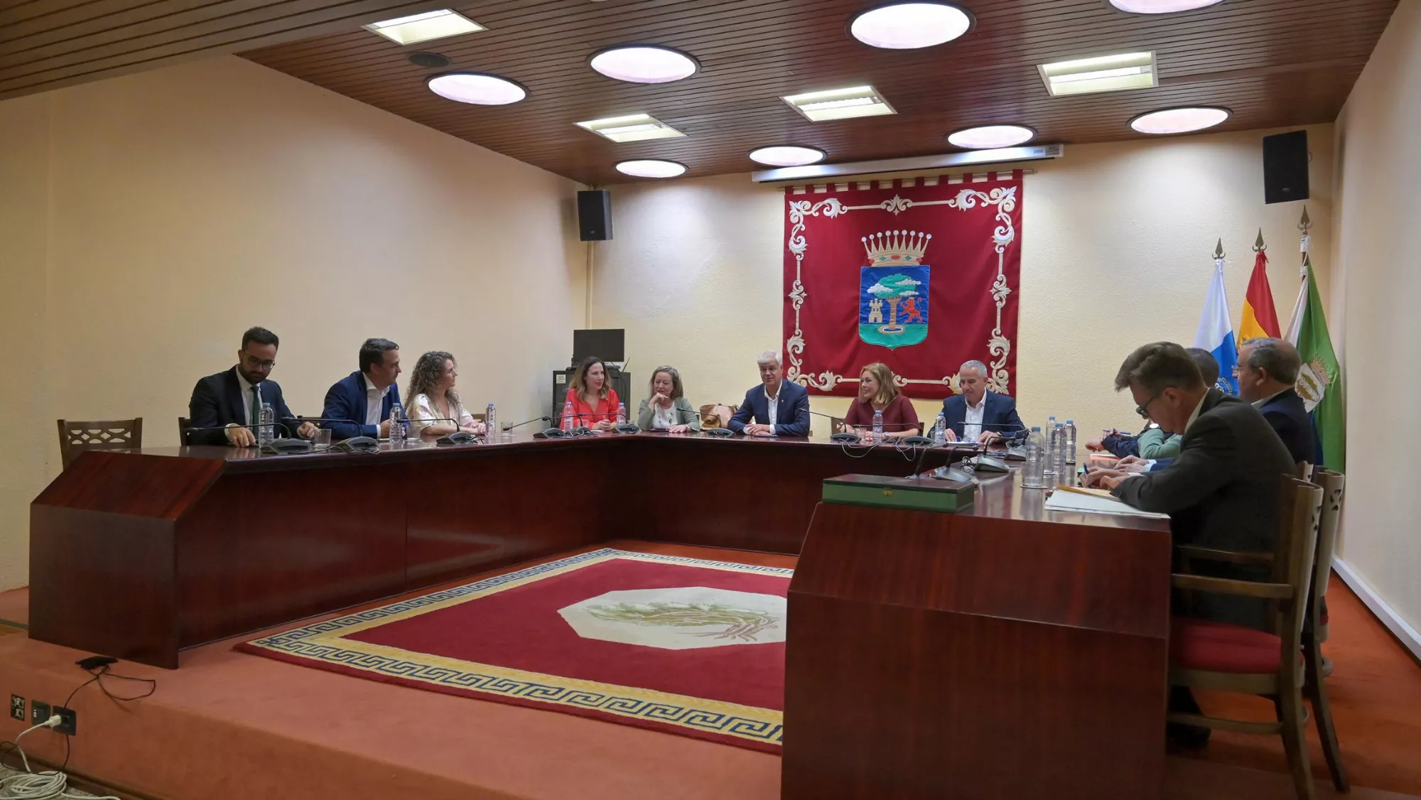 La mesa del Parlamento se reúne en El Hierro para conocer de primera mano el repunte migratorio./ CEDIDA