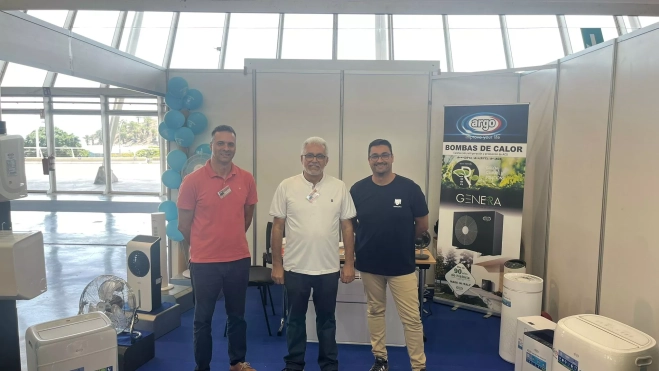 Juan Luis Chinea (c), de TErclima, con dos compañeros / AH / BELA CABRERA