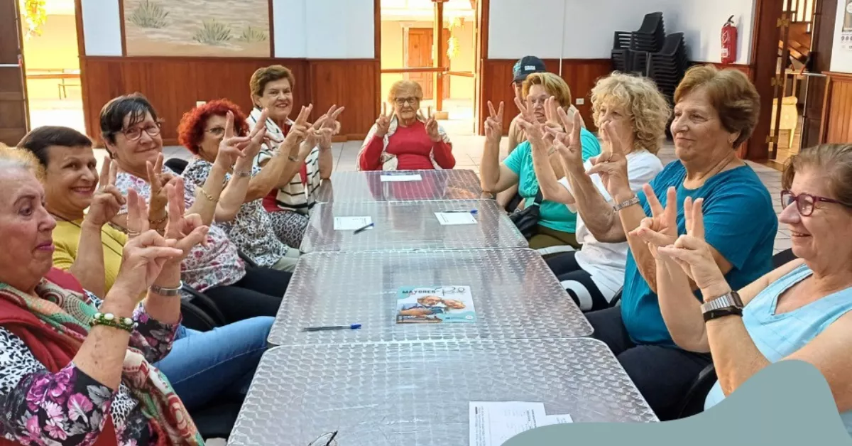 Uno de los talleres organizados por Factoría Social dentro del proyecto 'Mayores en Red 4' . / AH