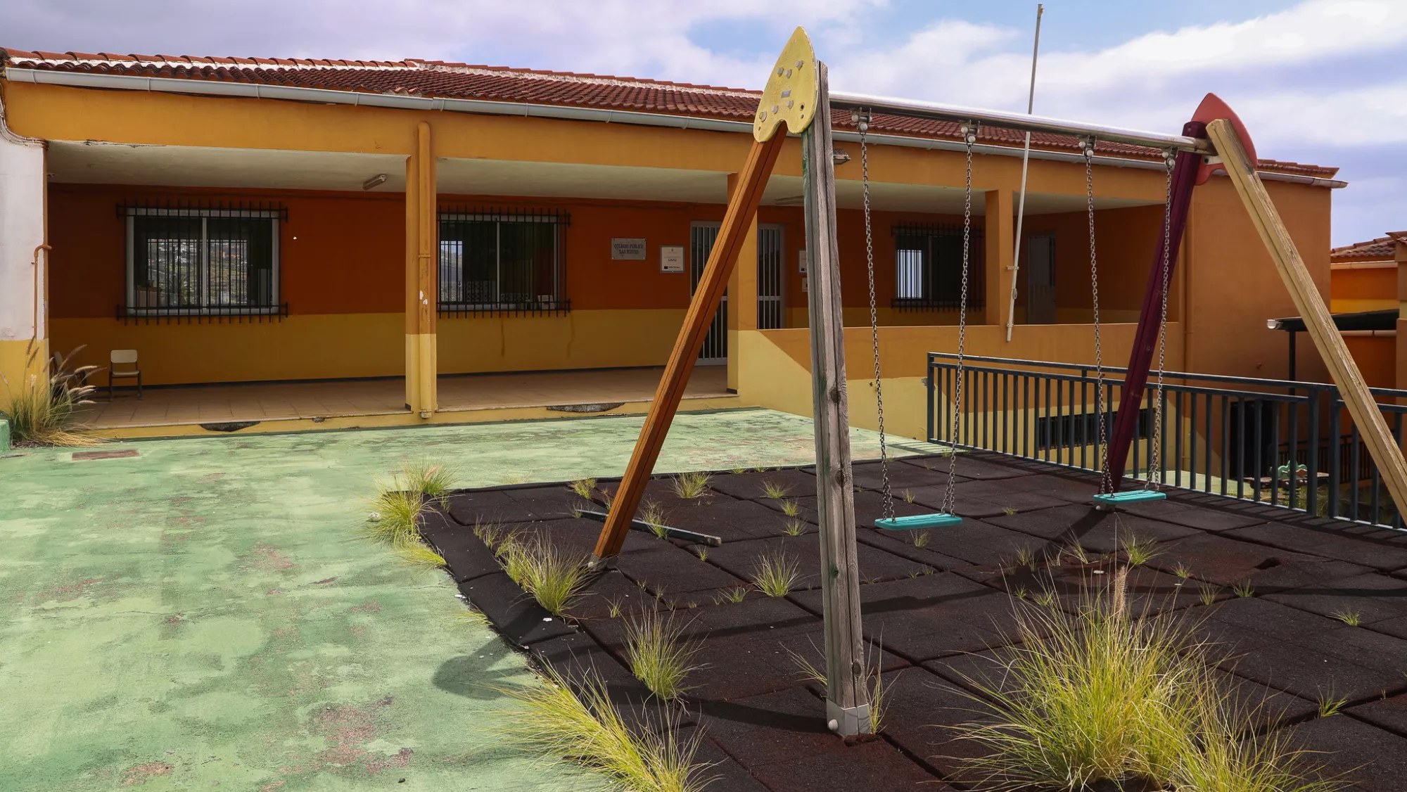 En la imagen, el CEIP Las Nieves, cerrado hace 3 cursos por falta de alumnado. EFE  Luis G Morera