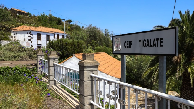 En la imagen, el CEIP Tigalate, en riesgo de cierre por falta de alumnado / EFE - Luis G Morera