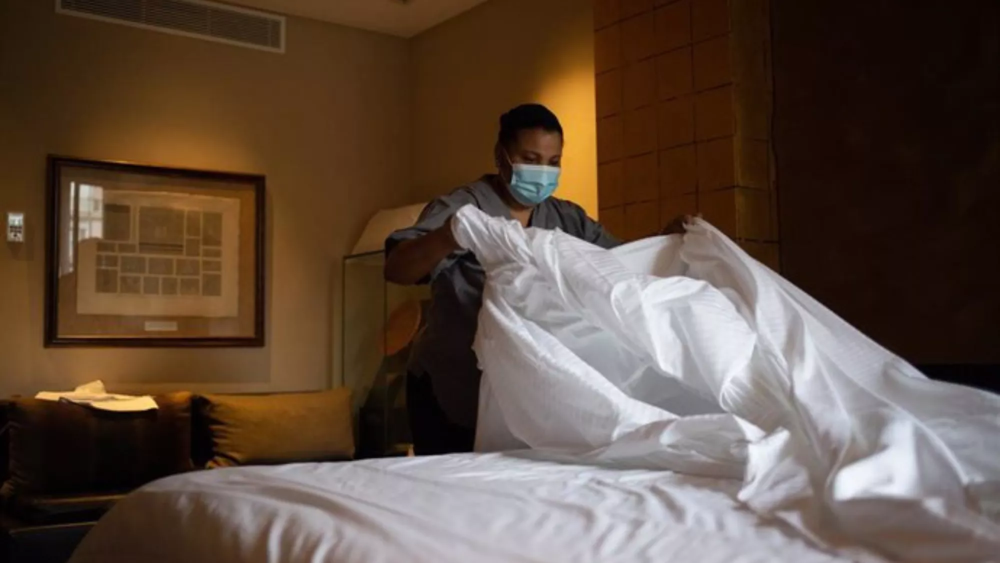 Camarera de piso hace la cama de una habitación de hotel / EUROPA PRESS