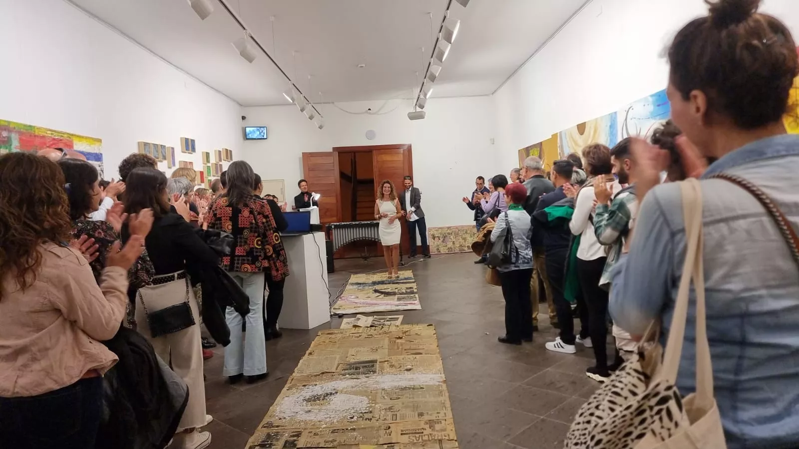 Silvia Zurro, en el centro, en la inauguración de 'Arrugas' / CEDIDA