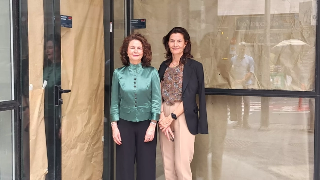 La consejera de Hacienda del Gobierno de Canarias, Matilde Asián junto a Raquel Peligero ATLÁNTICO HOY