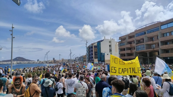 Paso de la concentración por el Paseo de Las Canteras. / AH
