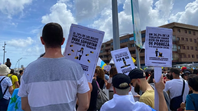 Carteles con datos sobre la situación en Canarias / ATLÁNTICO HOY - ARIADNA MARTÍNEZ