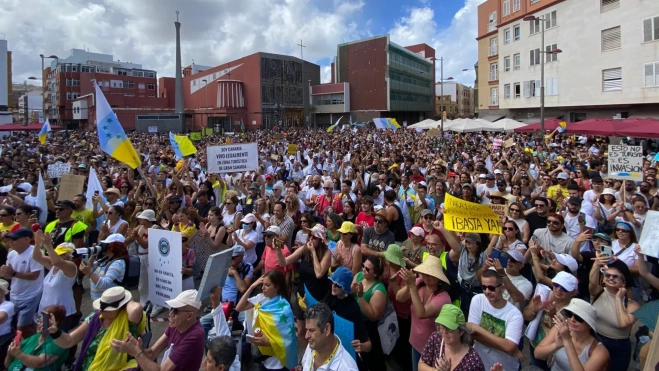 La Plaza del Pilar repleta de asistentes a la manifestación del 20A / ATLÁNTICO HOY - ARIADNA MARTÍNEZ