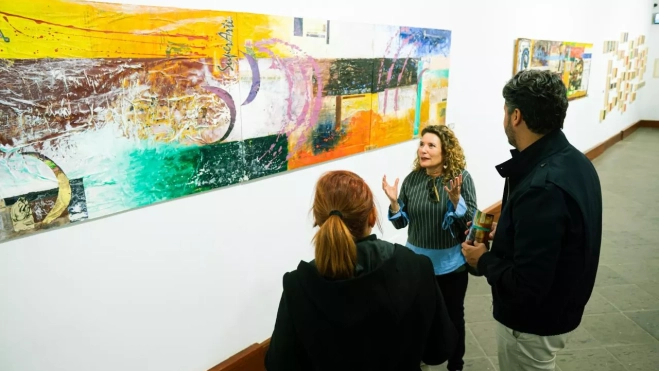 Silvia Zurro muestra su obra al alcalde de La Laguna, Luis Yeray Gutiérrez / AYUNTAMIENTO DE LA LAGUBNA