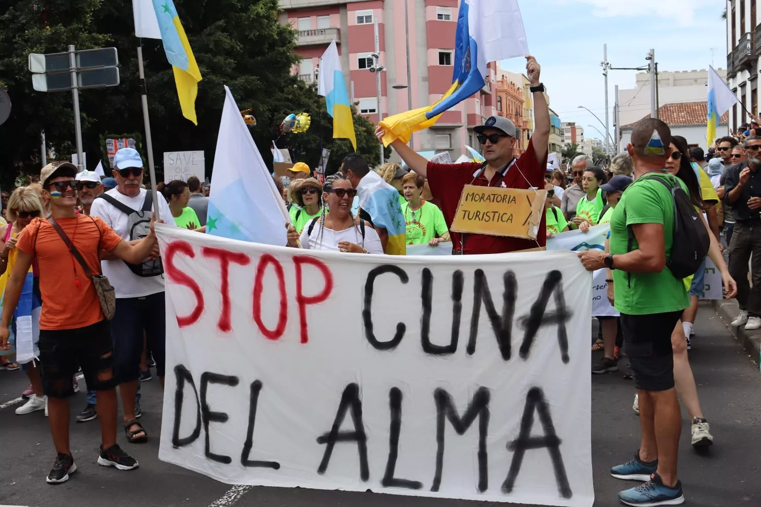 Pancarta que pide paralizar las obras del hotel Cuna del Alma durante la manifestación del 20A. / AINOHA CRUZ-AH