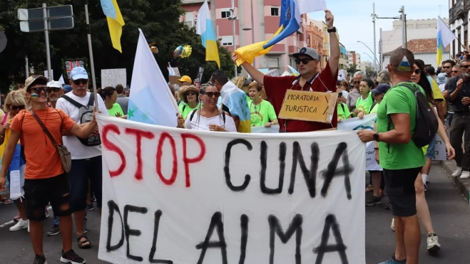 Pancarta que pide paralizar las obras del hotel Cuna del Alma durante la manifestación del 20A. / AINOHA CRUZ-AH
